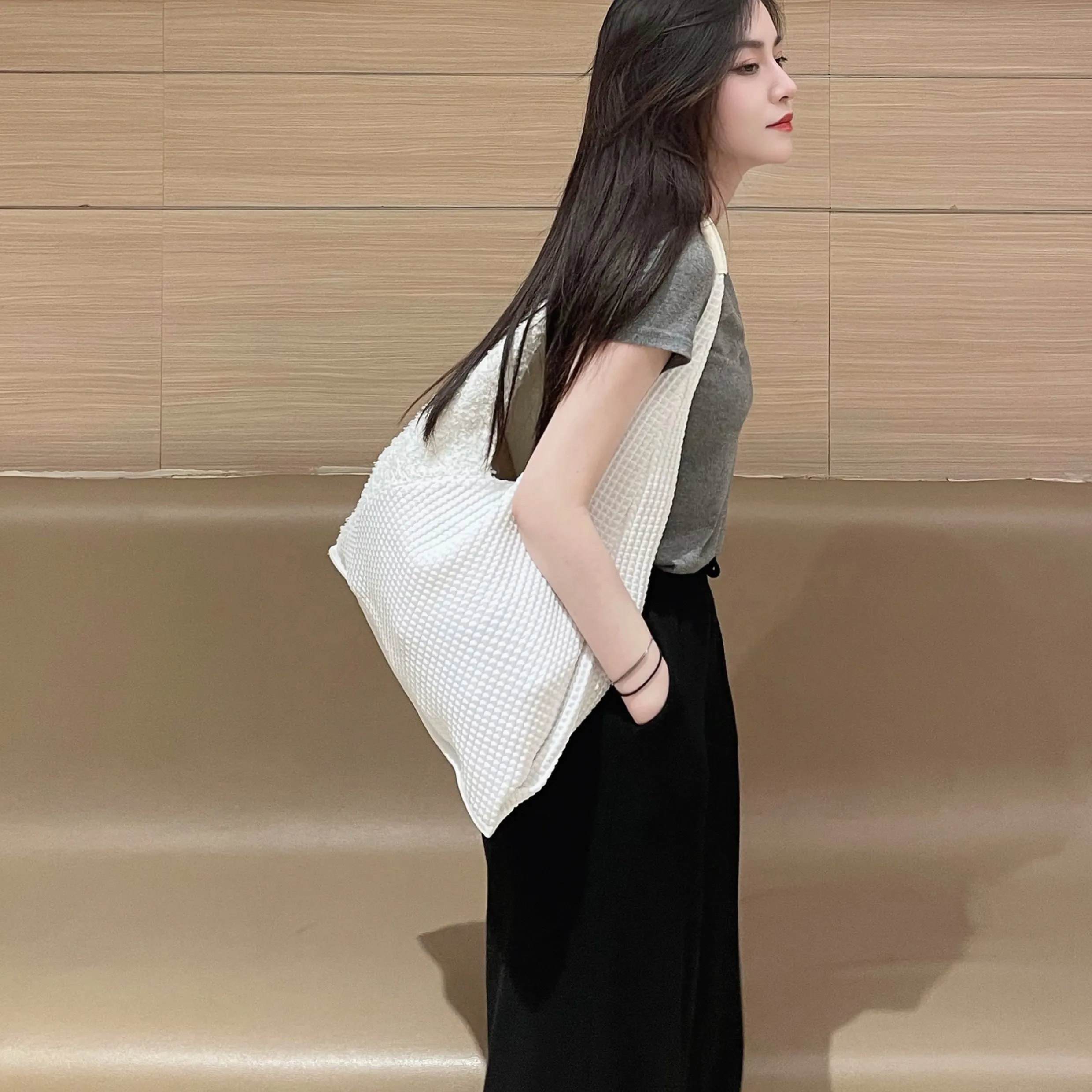 Crackles Series Snowflake Triangle Tote White